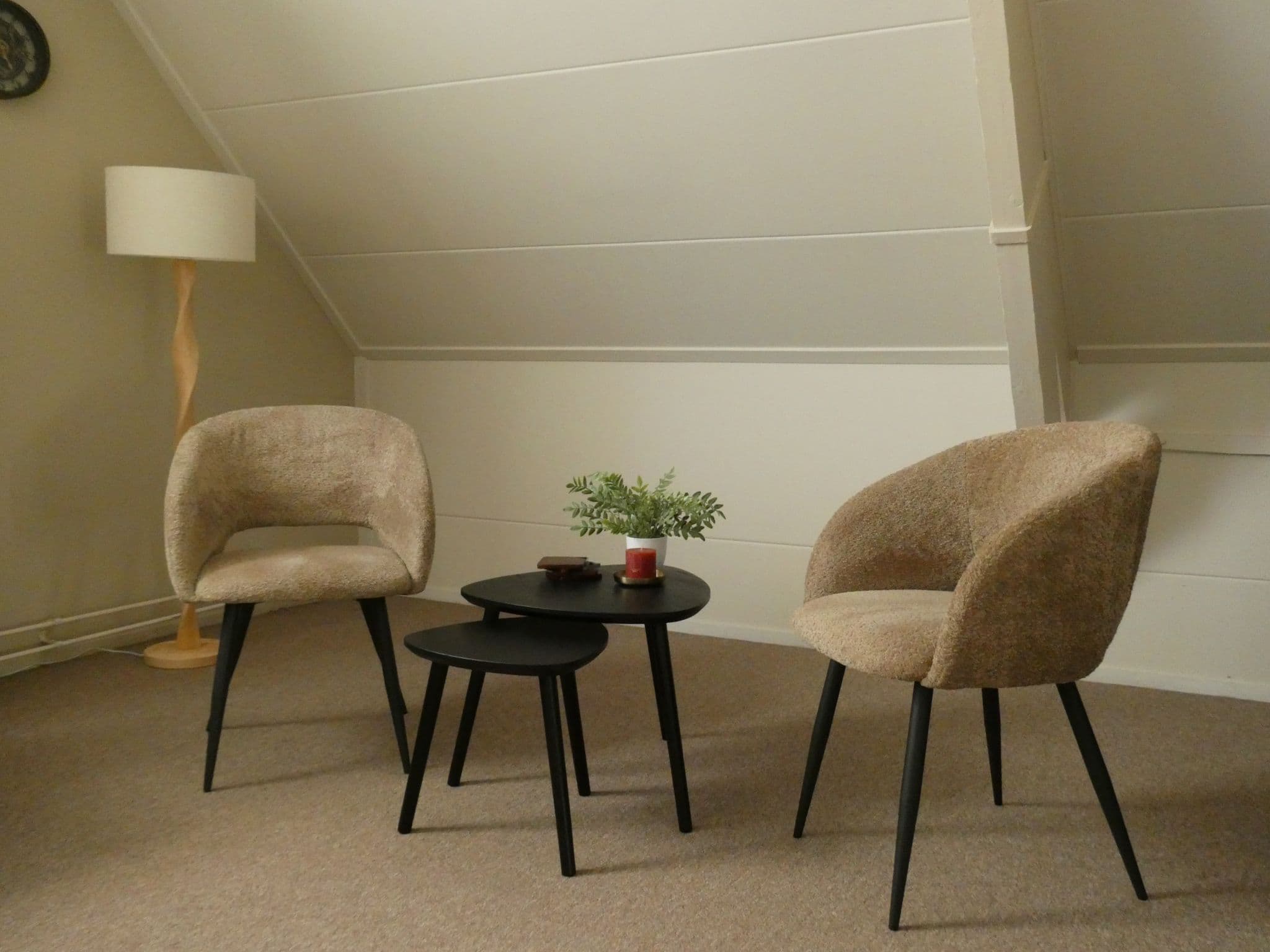 De praktijkruimte van Raquel: twee zachte stoelen tegenover elkaar